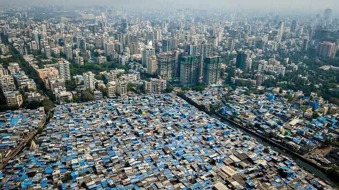 4. Еще Мумбаи. На этом снимке четка показана граница между богатыми и беднейшими