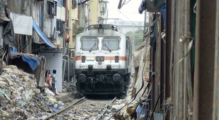 11. Поезд едет по железнодорожным путям станции Бандра в Мумбаи, Индия