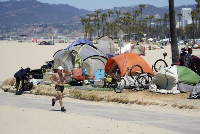24. Лагерь бездомных на пляже Венис-Бич в Калифорнии