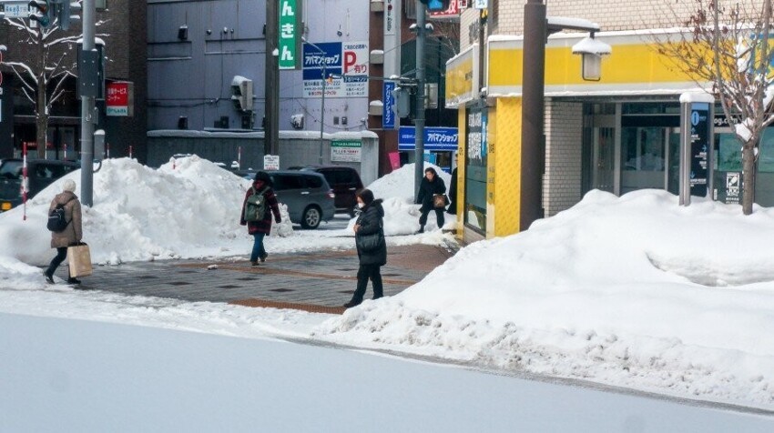 В Японии тротуары подогревают как полы в квартирах. А почему в России так не делают?