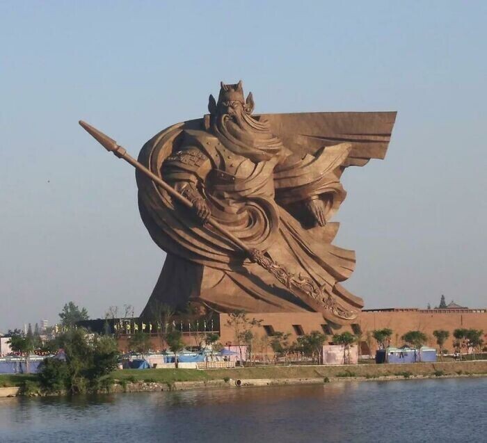 Гигантская статуя китайского воина-героя Гуань Юя
