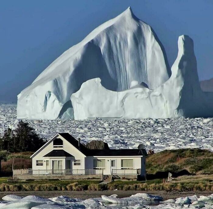 45-метровый айсберг, проплывающий мимо канадского острова Ньюфаундленд