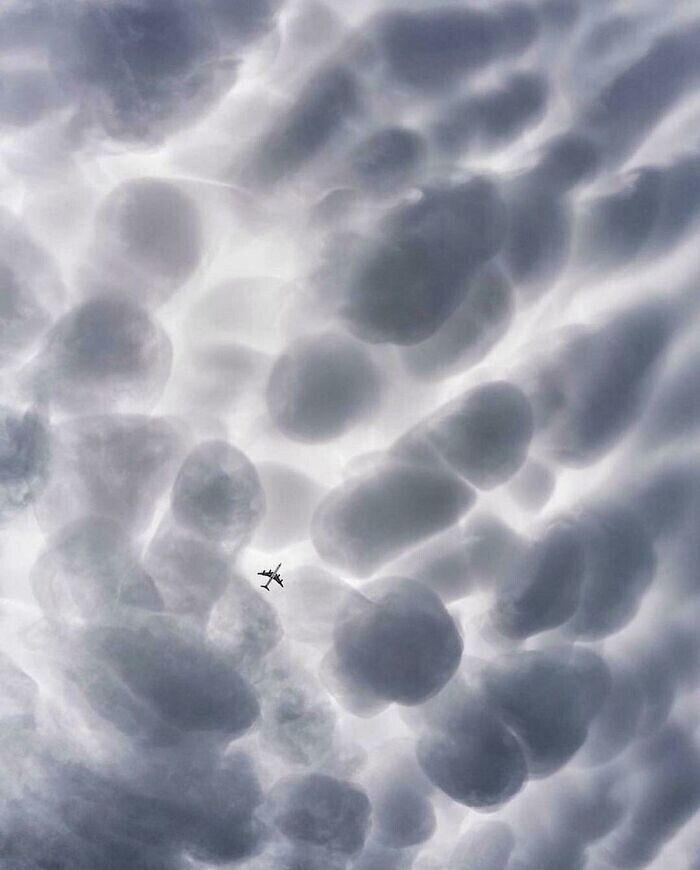 Самолет на фоне облаков