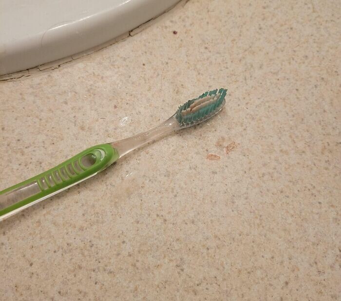 Сосед воспользовался моей зубной щеткой