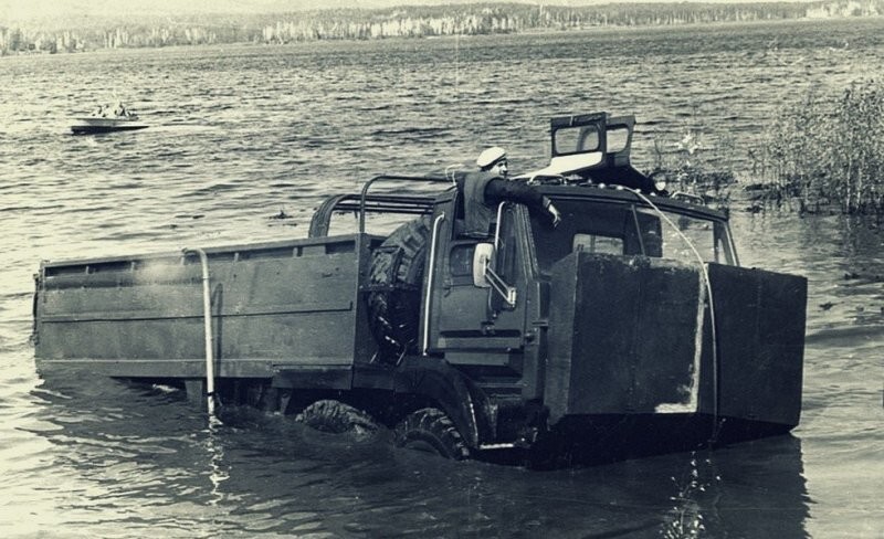Экспериментальные плавающие грузовики «Урал» с колёсной формулой 6х6