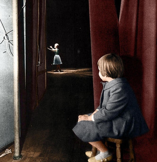 8. Маленькая Кэрри Фишер наблюдает за своей мамой Дебби Рейнольдс на сцене, 1963 год