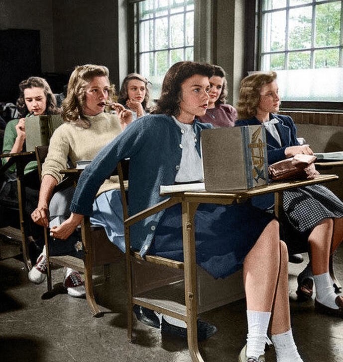 11. Школьницы передают друг другу записки во время урока, 1950-е годы
