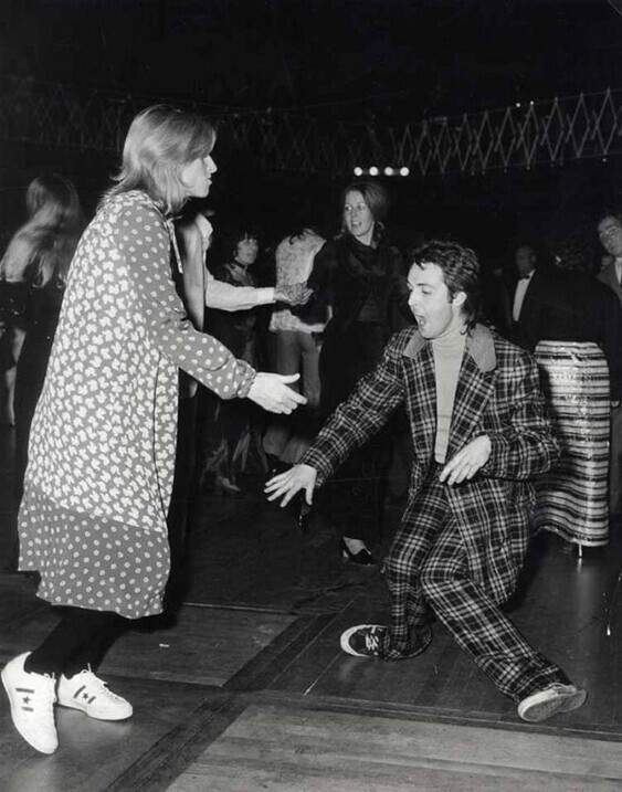 Линда и Пол Маккартни танцуют твист. Лондон. Великобритания. 1970 год