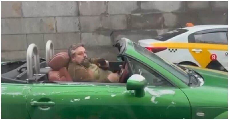 Мужчина на зеленом кабриолете катался по Москве с открытой крышей