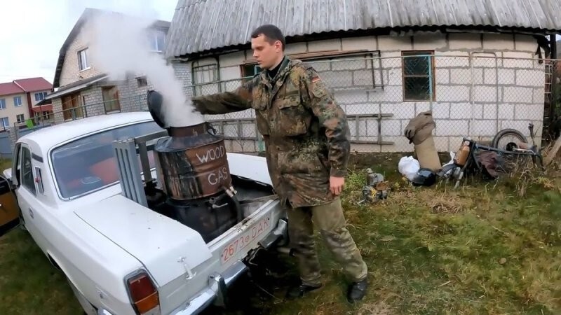 Белорус переоборудовал свою «Волгу», и теперь она работает на дровах