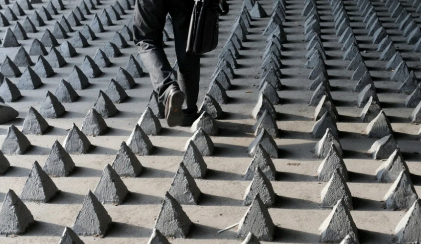 Зачем в Китае под эстакадами и мостами ставят бетонные пирамидки
