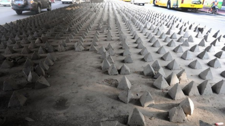 Зачем в Китае под эстакадами и мостами ставят бетонные пирамидки