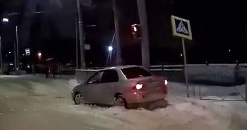 Прыг-скок: в Брянске автомобилист улетел в дорожный знак