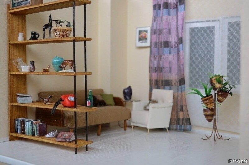 мастер-миниатюрист Галина Чиркова создает кукольные комнатки в советском стил...