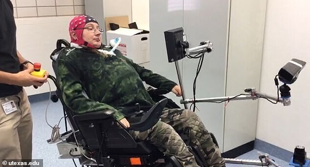 В США тестируют инвалидную коляску, которой можно управлять силой мысли