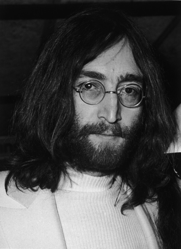 16. Его хит «Fame» был написан в соавторстве с Джоном Ленноном. Леннон также записал бэк-вокал для трека