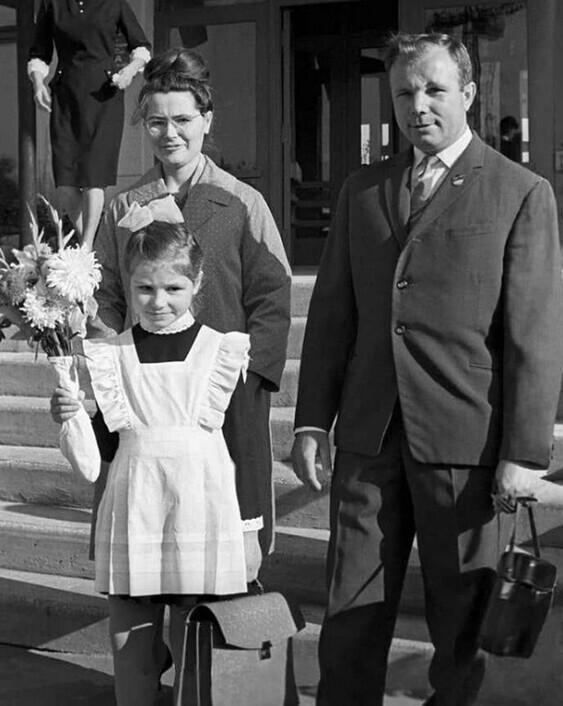 Юрий Гагарин с женой с дочкой на 1-е сентября 1966 года. У Юрия Алексеевича в левой руке кинокамера.