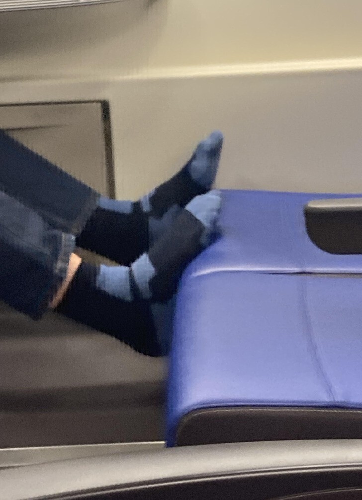 20. "Попутчик в поезде снял свою вонючую обувь и поставил ноги на сиденье"