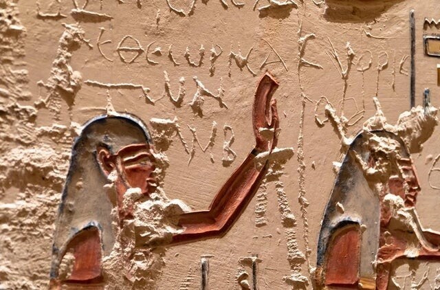 Это древнее граффити: “Я посетил и мне не понравилось ничего, кроме саркофага!” и “Я не могу читать иероглифы”. Греческие туристы оставили надпись на египетской гробнице Рамсеса V более 2000 лет назад