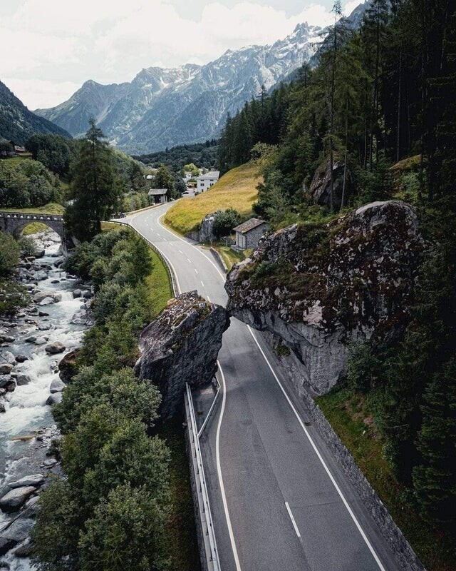 "Целующиеся" скалы, Швейцария