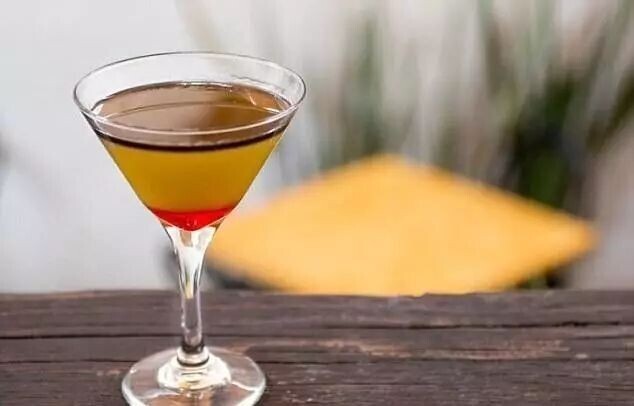 Этот коктейль под названием “Арагог” был изобретен Ромео Паломаресом, Мексика. Напиток представляет собой чистый яд тарантула
