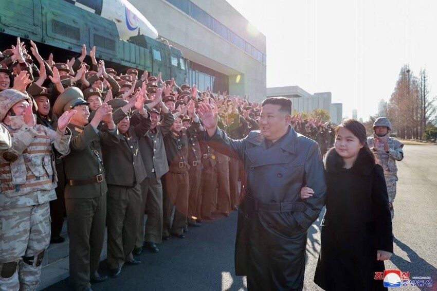 Ким Чен Ын показал доченьке ученых, создавших баллистическую ракету Hwasong-17