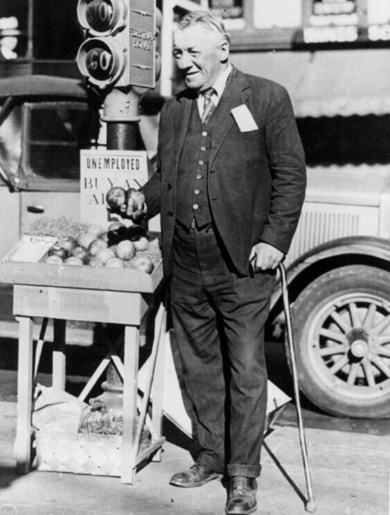 Фред Белл, бывший миллионер, а теперь безработный, продает яблоки со своего лотка на углу улицы в Сан–Франциско во время Великой Депрессии.
