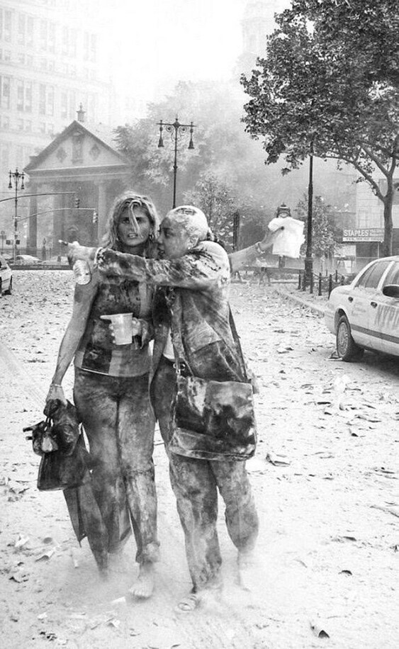 Две чудом выживших девушки с 87–го этажа Всемирного торгового центра, Нью–Йорк, 11 сентября 2001 года