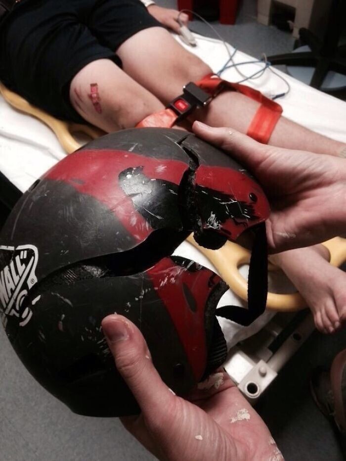 Пострадавшие в авариях поделились фотографиями шлемов, спасших им жизнь