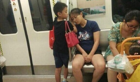 1. "Маленький джентльмен. Уступил место женщине с ребенком. Встал рядом с мамой. Когда она задремала, взял у нее сумки и подложил ладонь ей под голову, чтобы ей было удобнее"