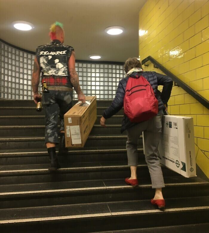 14. "В Берлинском метро. Какой-то панк помогает пожилой женщине нести тяжелые упаковки"
