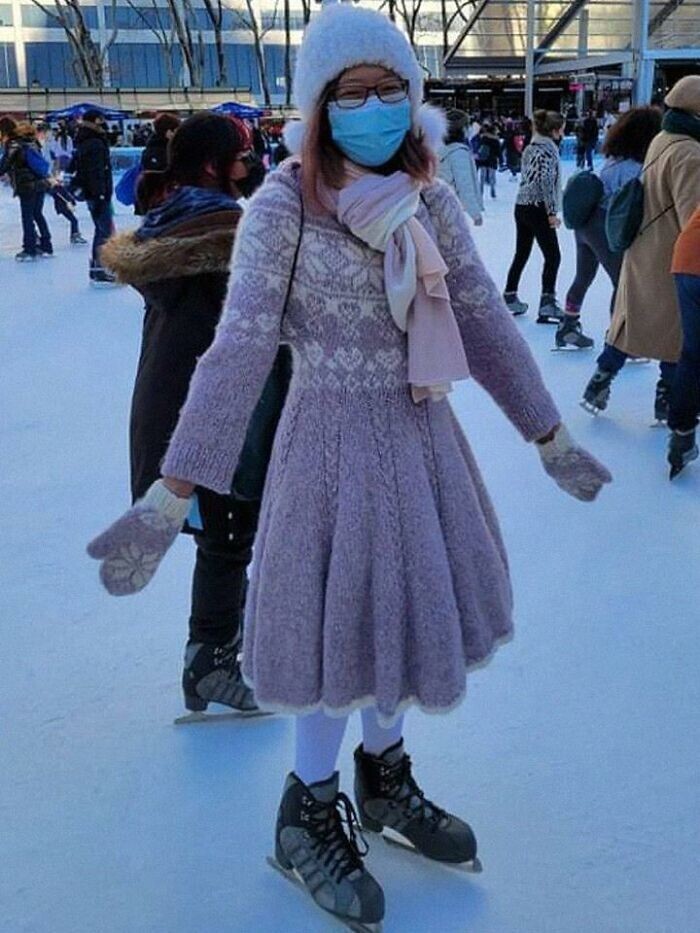 22. "Наконец-то я надела платье и варежки для катания на коньках!!"