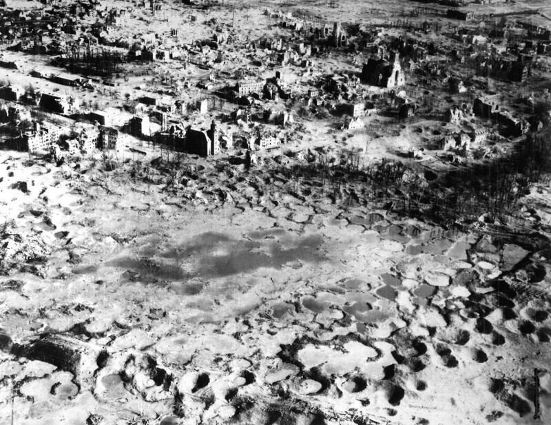 После бомбардировок союзниками Везеля, Германия. 1945 год