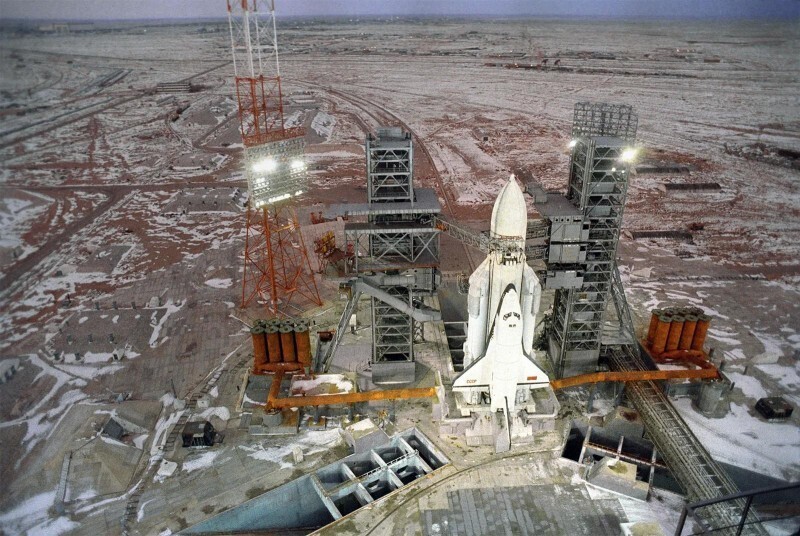 Советский космический корабль "Буран" с ракетой-носителем "Энергия" перед запуском с космодрома Байконур, 1988 год