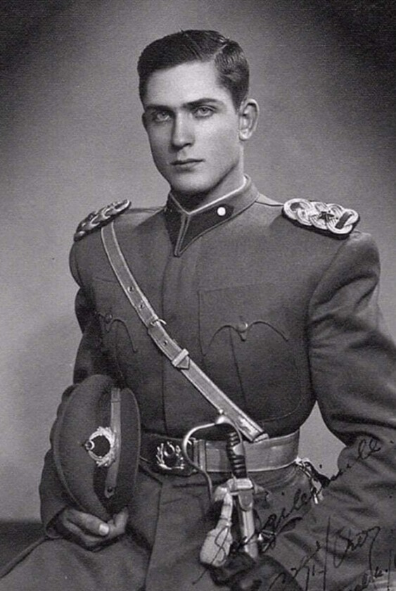 Военная форма турецкого офицера дизайн которой был разработан Коко Шанель., 1947 год