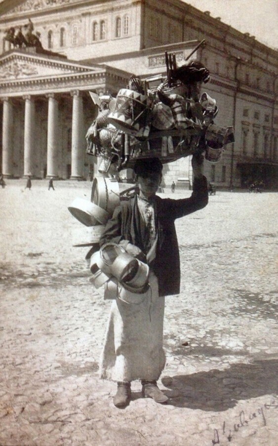 Уличный торговец на Театральной площади, 1910-1914. Фото: А.К.Завадский