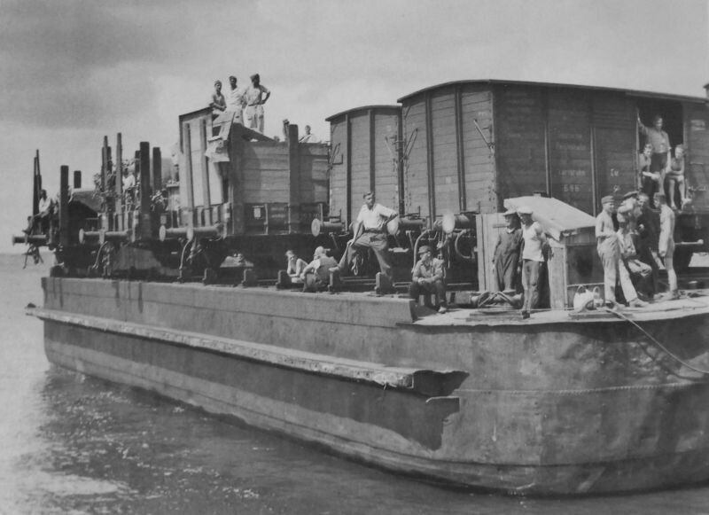 Немецкие солдаты в вагонах на пароме Херсонской железнодорожной переправы через Днепр. Херсон, УССР, 1942 год