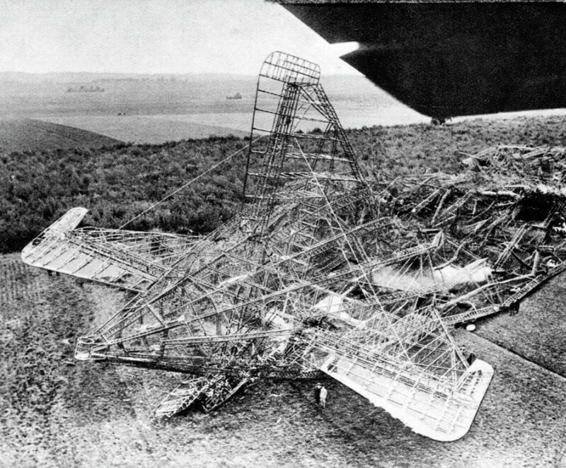 Останки дирижабля Р-101 после крушения во время своего первого заграничного рейса. Аллон, Франция, 1930 год