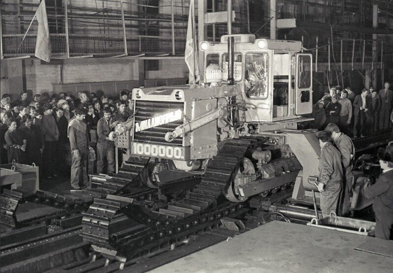 Челябинский тракторный завод, с конвейера сходит миллионный трактор. 1984 год