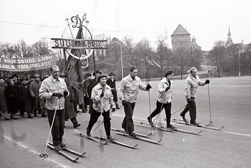 Работники Таллинской лыжной фабрики вышли на октябрьскую демонстрацию 1958 года