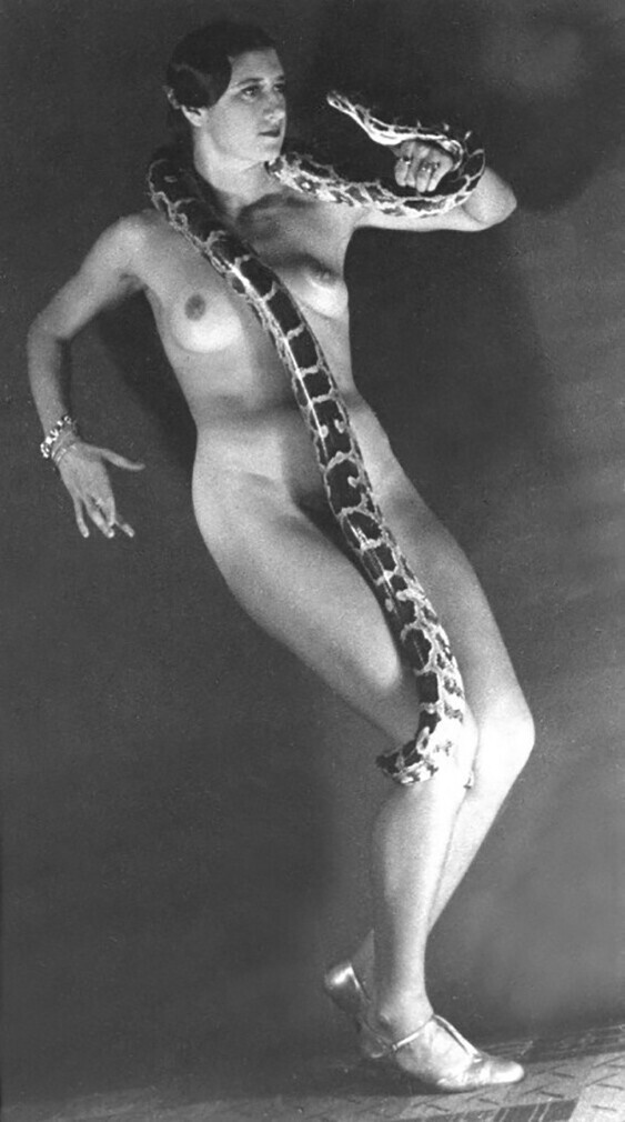 Танцовщица со змеёй. Германия, 1939 год