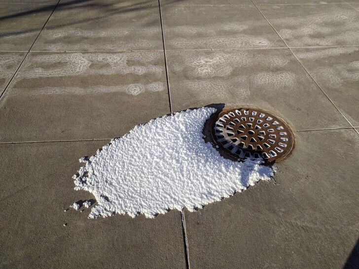 На улице так холодно, что пар из канализационного люка превращается в снег