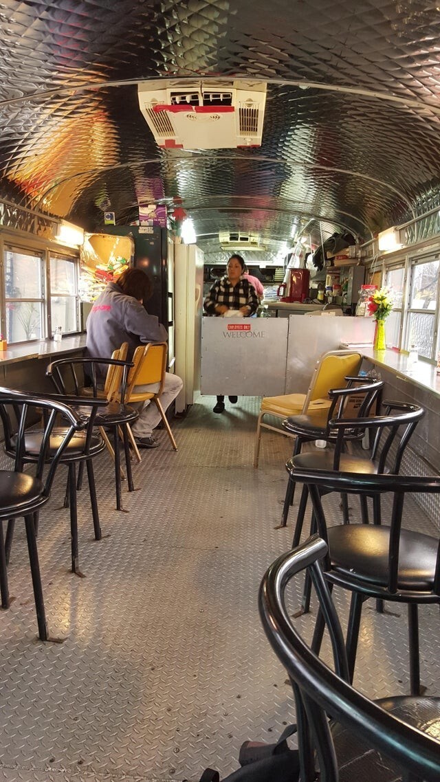 Ресторан в старом школьном автобусе