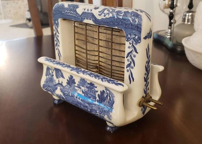 11. "Это мой тостер с голубой ивой, примерно 1927 года"