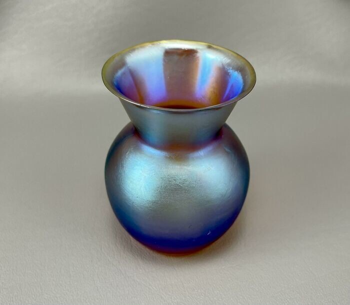 12. Крошечная стеклянная ваза в стиле ар-деко от Karl Wiedmann, найдена в местной комиссионке за 99 центов. Я в США"