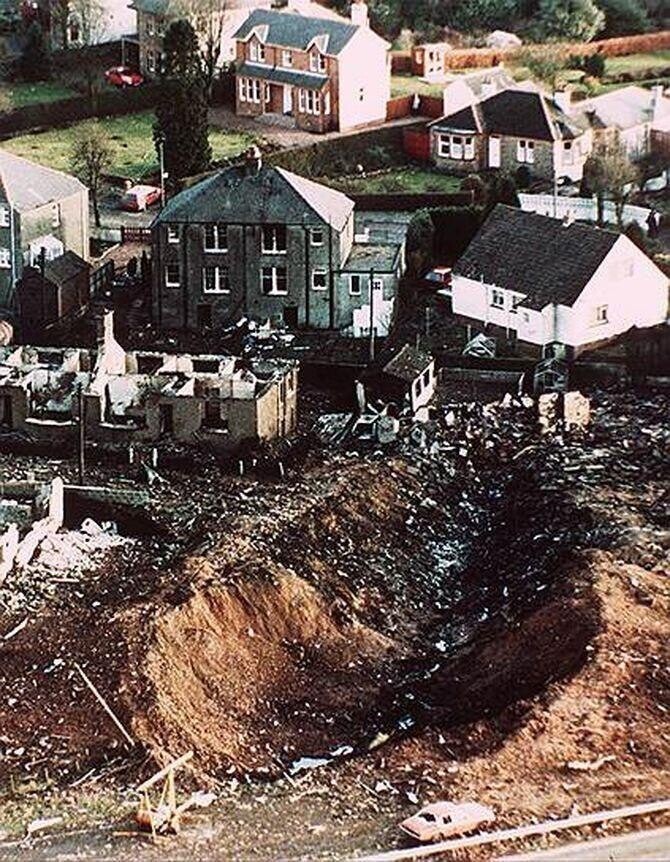 14. 21 декабря 1988 года над шотландским Локкерби разбился самолет Boeing-747 в результате подрыва сотрудника ливийских спецслужб. Погибли 270 человек