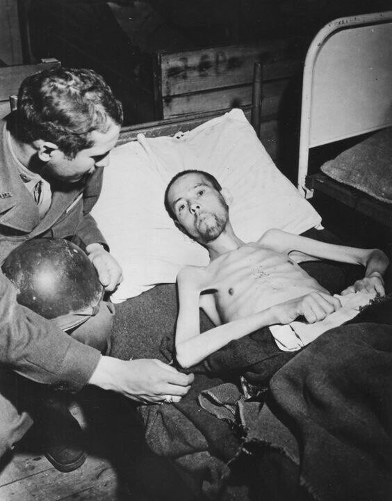 4. Доктор осматривает узника Бухенвальда. 1945 год