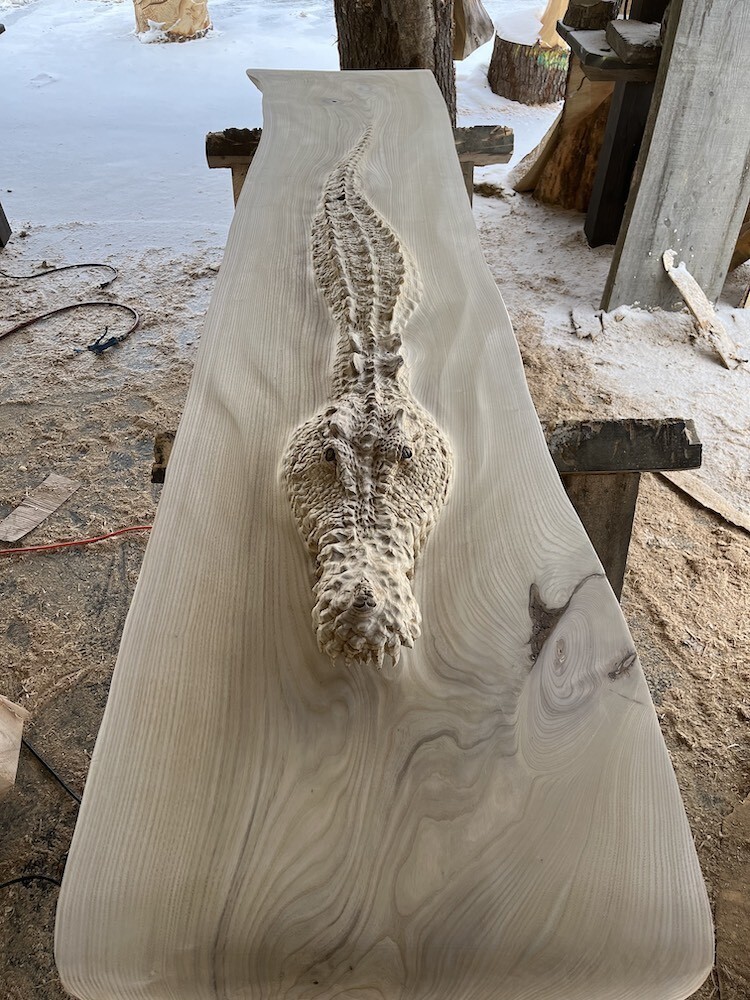 Художник потратил 100 часов, чтобы вырезать барную стойку с крокодилом