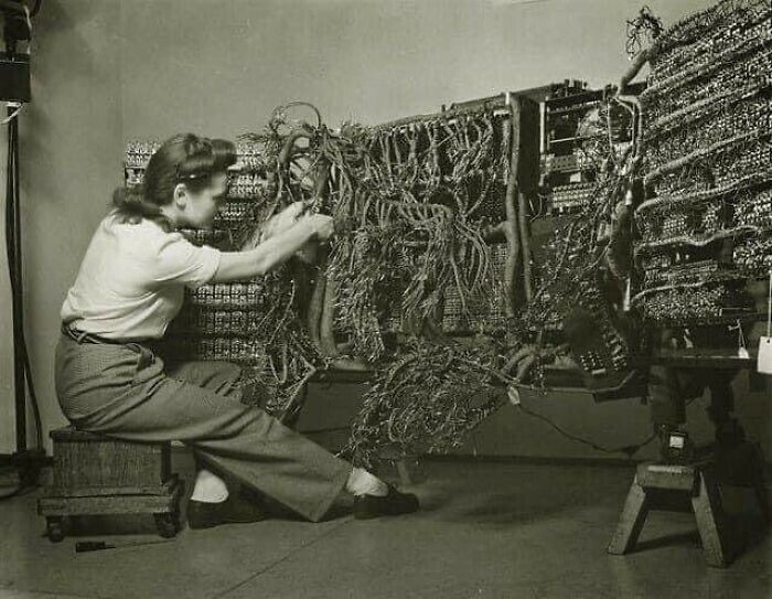 26. Инженер подключает примитивный компьютер IBM, 1958 год