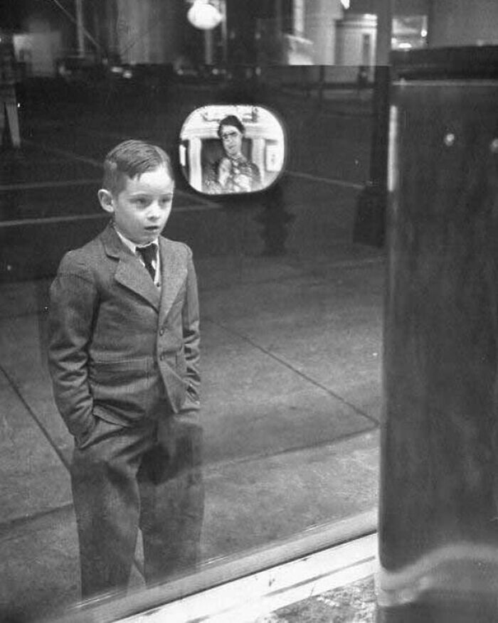 31. Реакция мальчика, впервые увидевшего телевизор. 1948 год